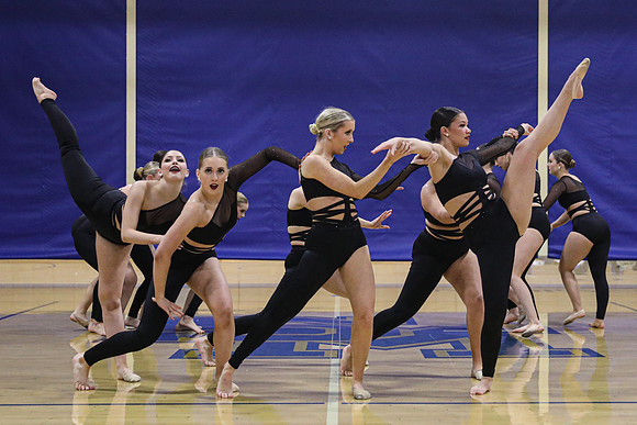 933A7856